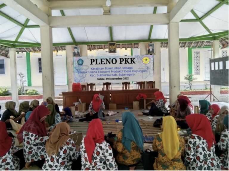 Kembangkan Usaha Rumahan, STEI Permata Latih Warga Desa Duyungan Buat Buket Jilbab